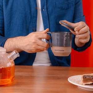 Caneca de Cerâmica Tag com Tampa - Tea Shop Brasil
