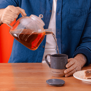 Caneca de Cerâmica Tag com Tampa - Tea Shop Brasil